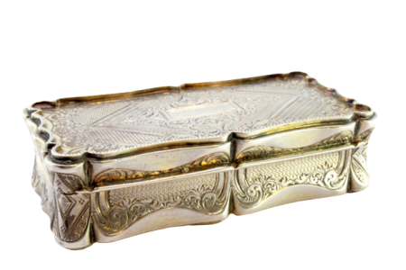  Caixa de rapé em prata com grinaldas gravadas envolvendo cartela para monograma e interior dourado.
